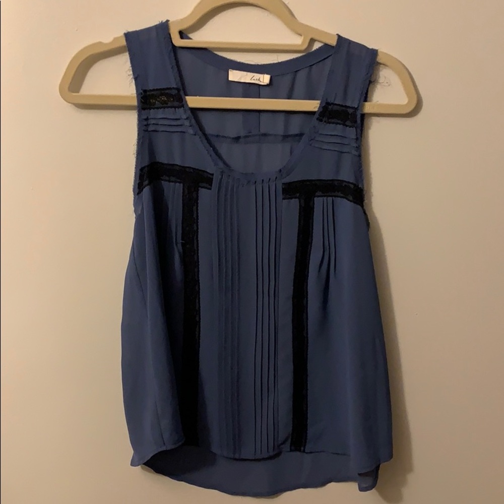 Lace trim flowy tank